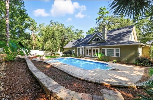 Foto del edificio - The Perfect Tallahassee 4 BR Family Home with Pool, Porch & Privacy
