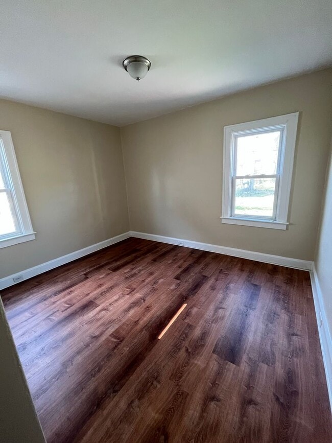 Building Photo - 11522-11522 Headley Ave