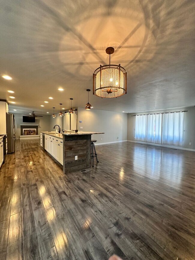 Building Photo - Beautifully Remodeled 3 Bedroom, 2 Bathroom Home – Move-In Ready!