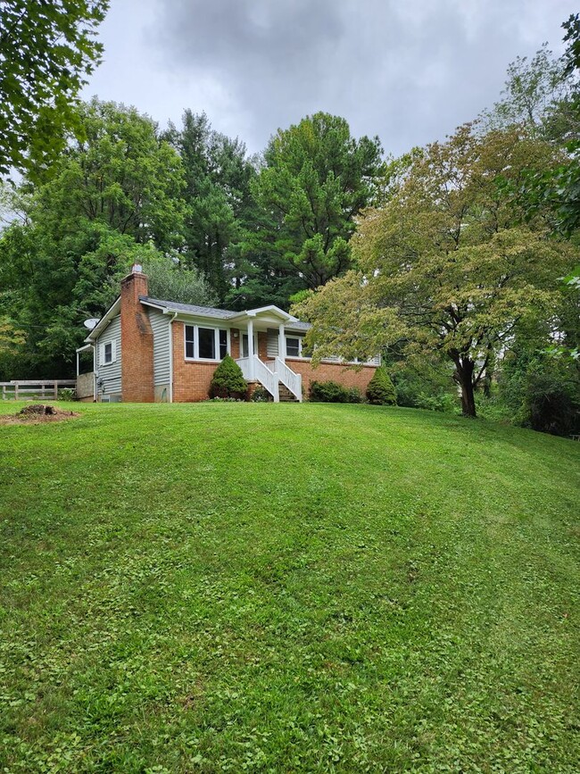 Building Photo - Swannanoa Rental-Large Yard!