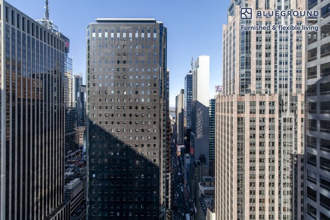 Foto del edificio - 70 W 45th St