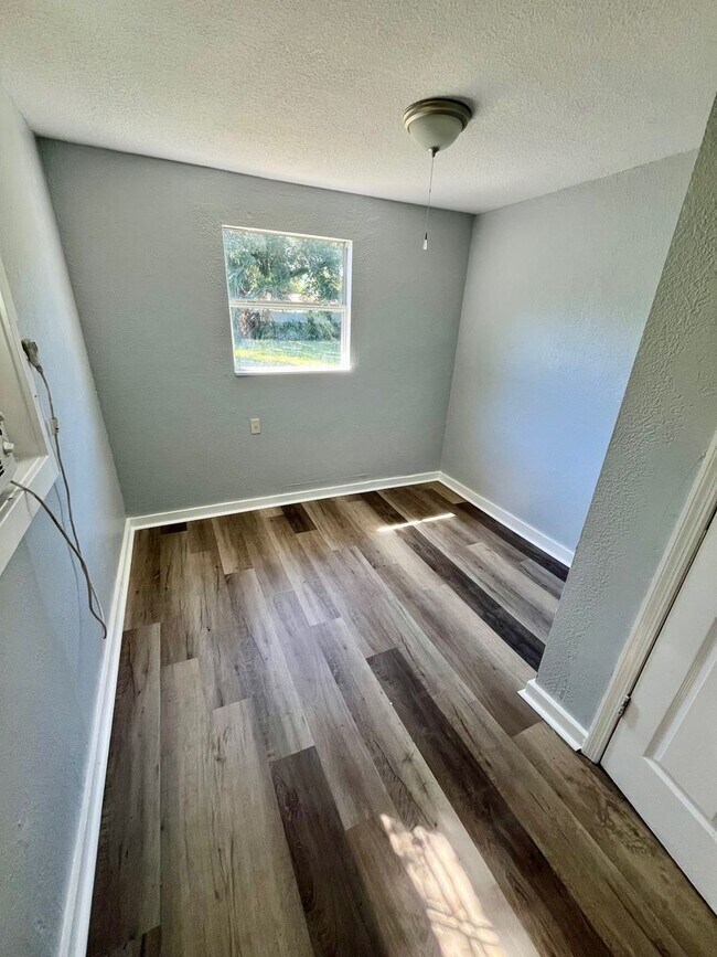 Foto del edificio - 3BR/1BA with HUGE Backyard, LVT Wood Floor...