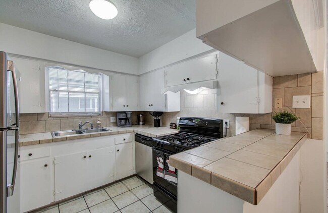 Foto del edificio - 5542 Holly St