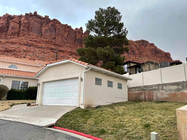 Building Photo - 550 Diagonal St