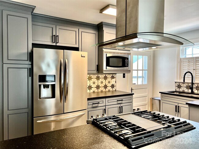 Building Photo - 2637 Chesterfield Ave