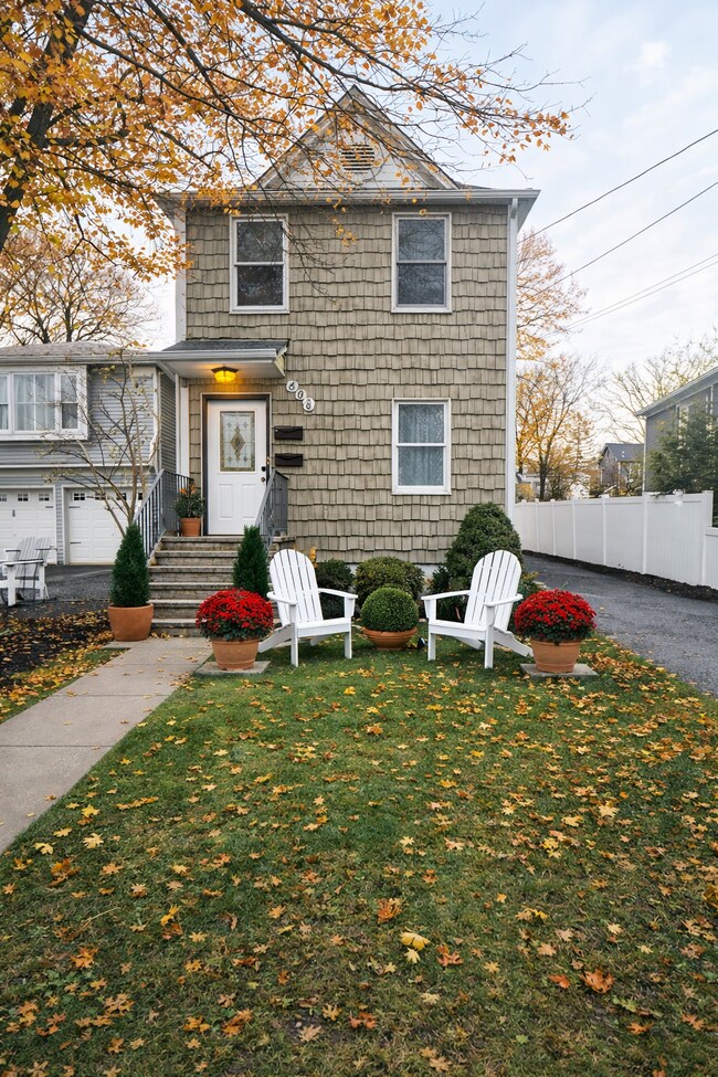 Building Photo - 608 W Broad St