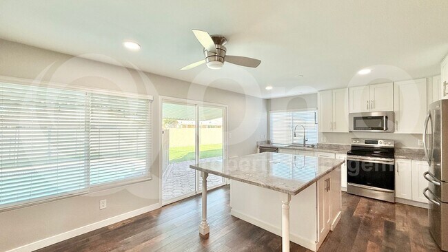 Foto del edificio - 726 W Grove Cir