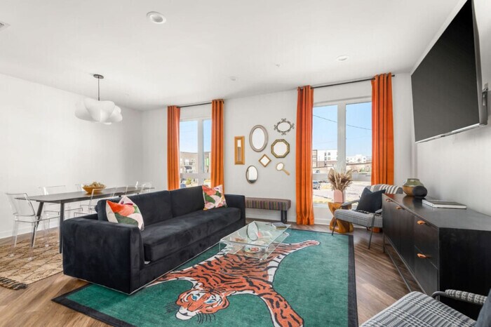 Primary Photo - New Listing|Free Parking, Modern, Close to...