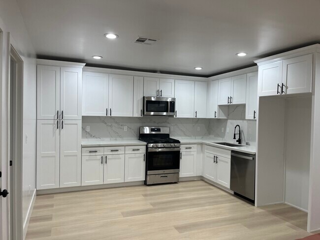 Building Photo - 1232 W 6th St