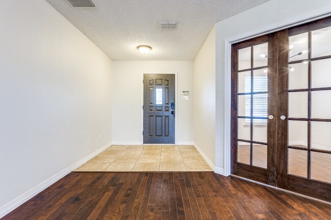 Building Photo - 2112 Royal Acres Trail