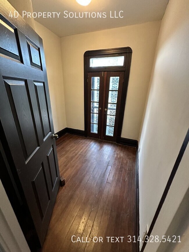 Building Photo - Welcoming 2 Bedroom Duplex in St. Louis - ...
