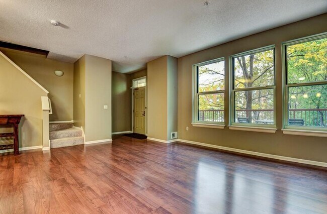 Foto del edificio - Stylish North Loop Living for $3,499/month...
