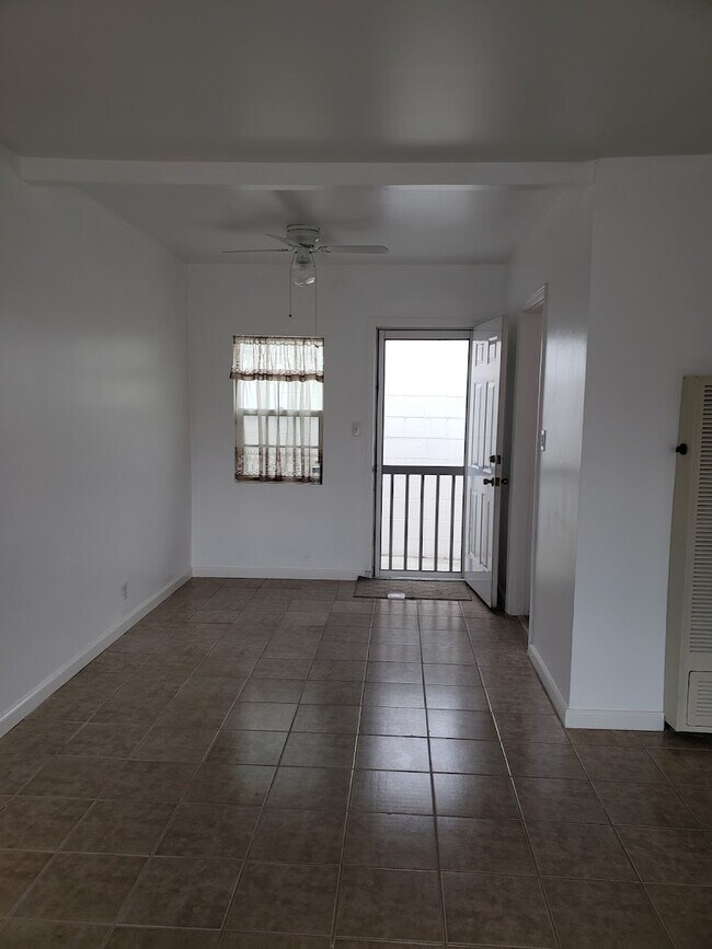 Sala de estar - 5147 Auckland Ave