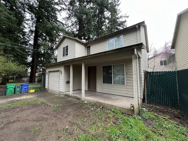 Foto del edificio - Spacious Home with 4 Bedrooms, Fireplace & Attached Garage