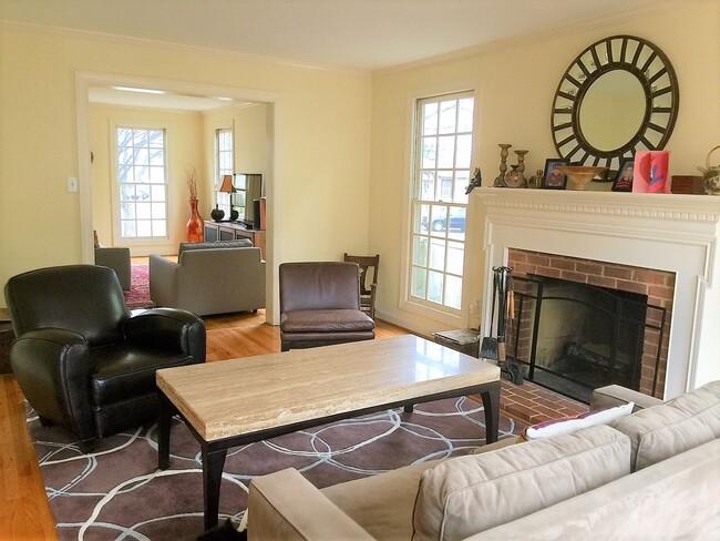 Building Photo - Miraculous & Palatial 5 Bedroom 3.5 Bathro...