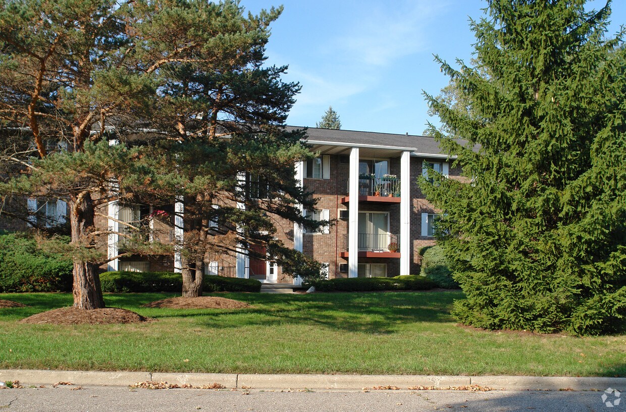 Building Photo - 1720 Chief Okemos Cir