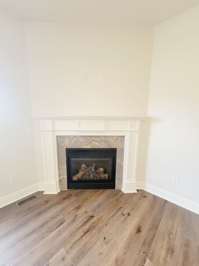 Building Photo - Bent Tree Subdivision - 4 Bedrooms w/ 3 Ca...