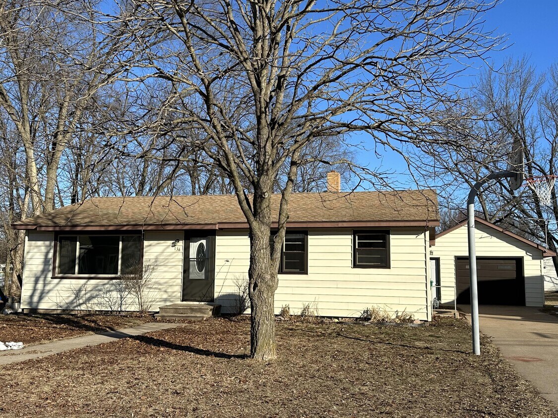 Foto principal - 136 Elmwood Ln