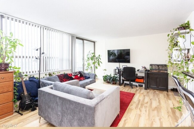 Building Photo - Studio, 1 bath Condo - 2740 N Pine Grove A...