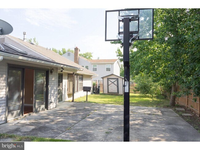 Foto del edificio - 13 Chandler Ln