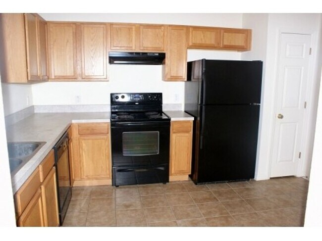 Building Photo - Beautiful 2/2.5 two story townhome in grea...