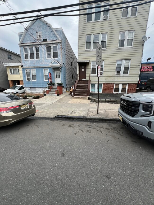 Building Photo - 706 S Ave W