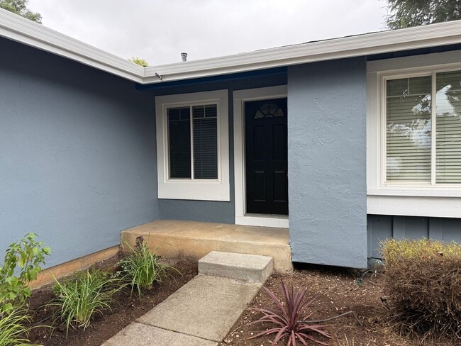 Building Photo - Spacious Corner Lot Home with Upgraded Fea...