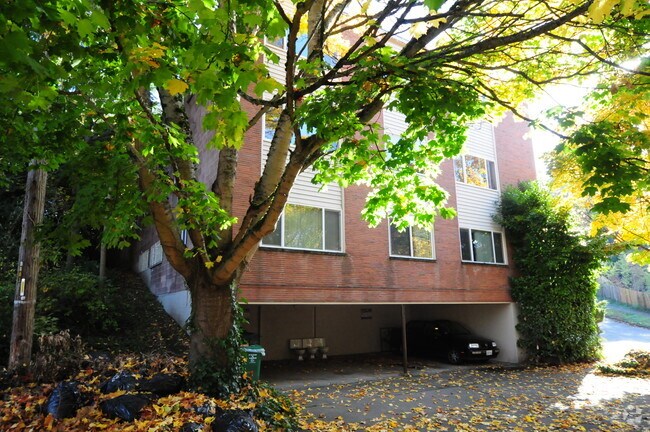 Building Photo - 3300 York Rd S