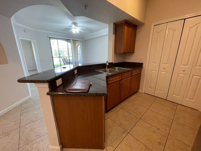 Foto del edificio - ANNUAL RENTAL - POSITANO PLACE 2 BED / 2 BATH