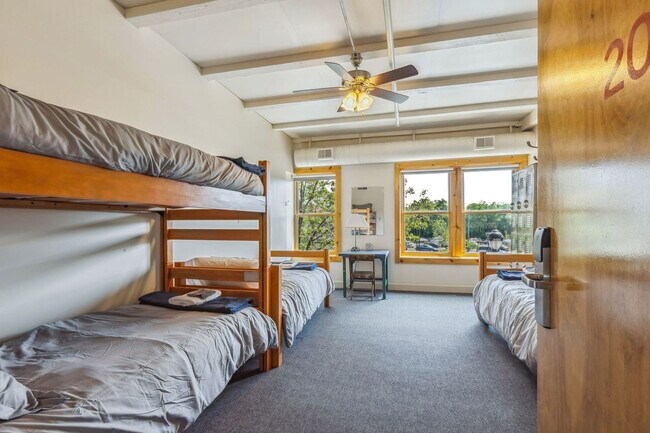 Foto del edificio - 2078 W 25th St
