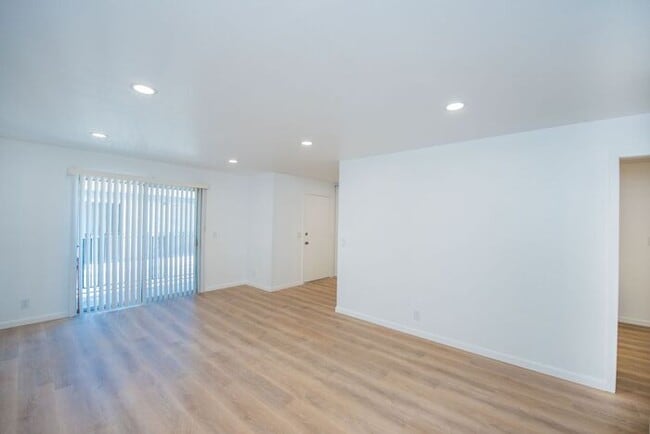 Building Photo - Newly Remodeled Upstairs Unit!