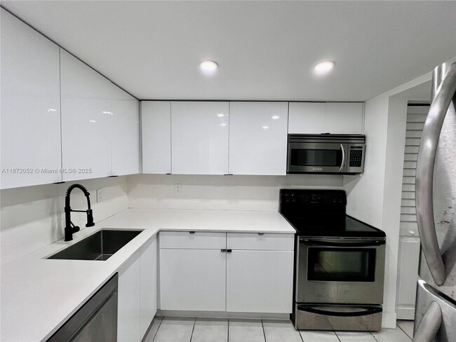 Building Photo - 805 SW 30th St