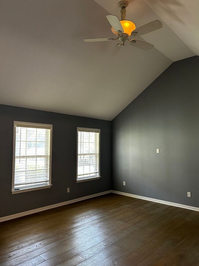 Foto del edificio - 3 Bed, 2 Bath, HUGE Basement Garage in Cha...