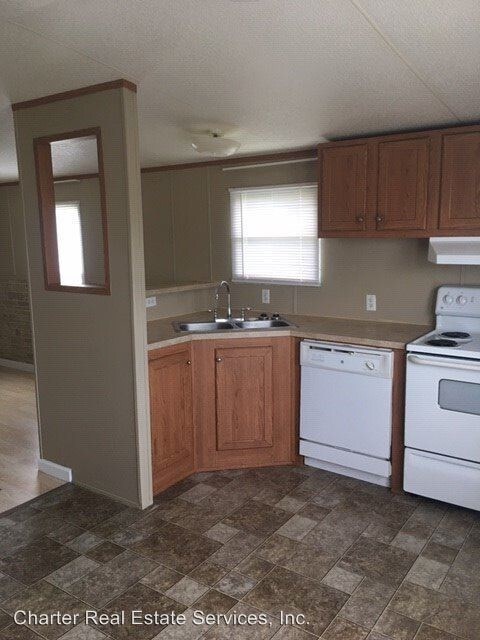 Building Photo - 2217 Twin Oaks Dr