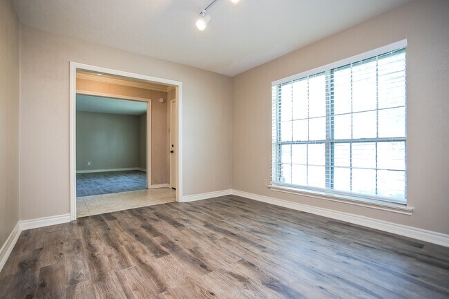 Building Photo - 10662 Pagewood Dr