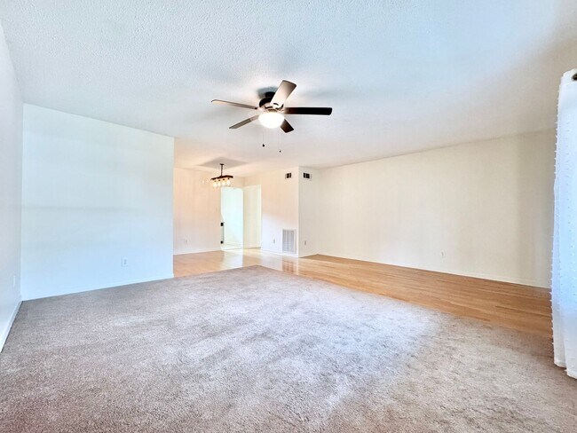 Building Photo - Spacious 2 Bed/2 Bathroom Condo in Bocage ...