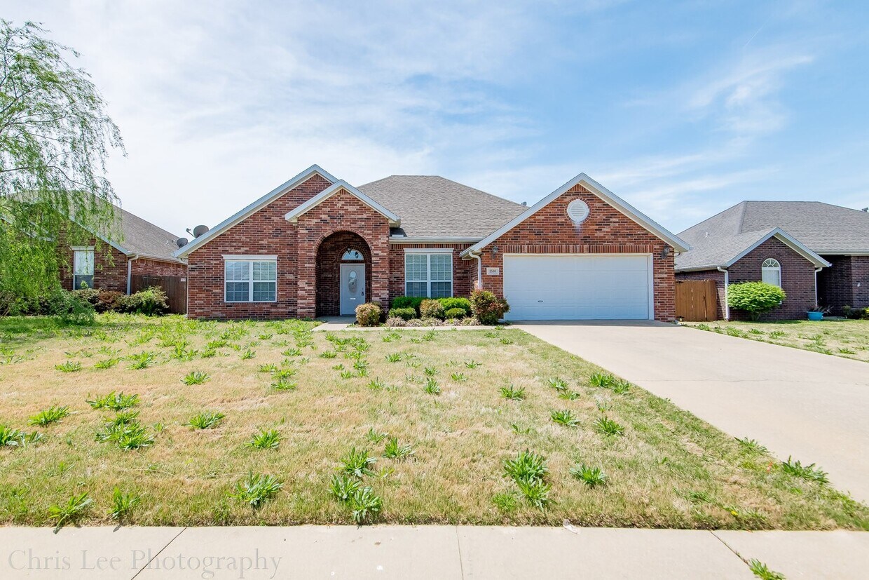 Primary Photo - Large 3 Bedroom Home in Perfect Condition!...