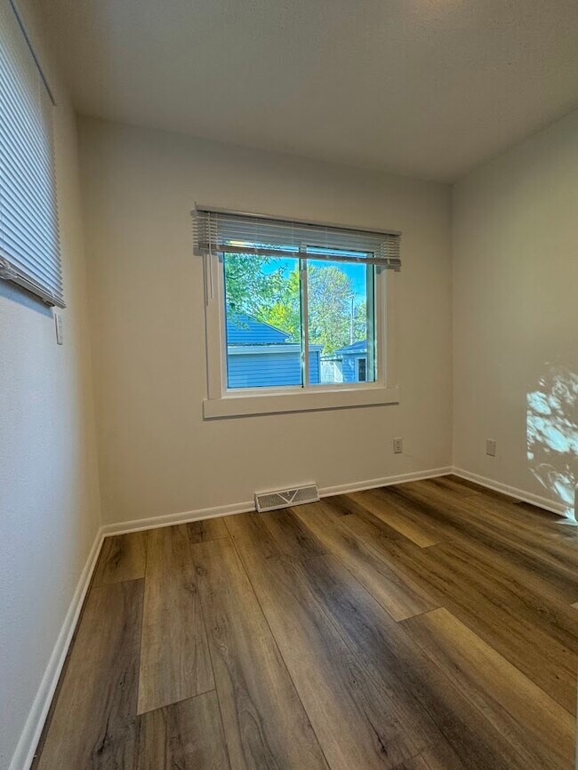 Dormitorio - 113 5th Ave W