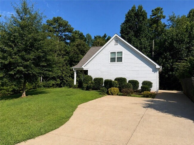 Building Photo - 8850 Four Mile Creek Rd