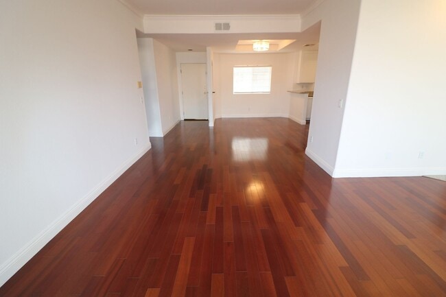Building Photo - Beautiful Condo for Lease in Sherman Oaks!