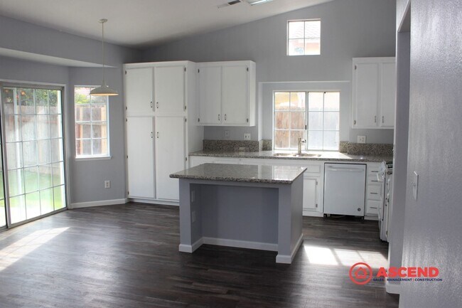 Building Photo - Amazing 4 Bedroom Home with Attached Garage!