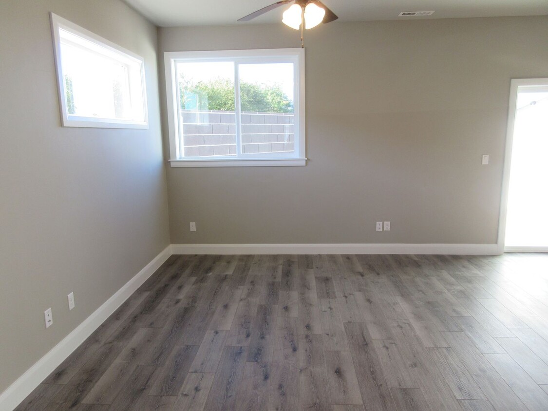 Primary Photo - Move-In Bonus - Newer Town home living in ...