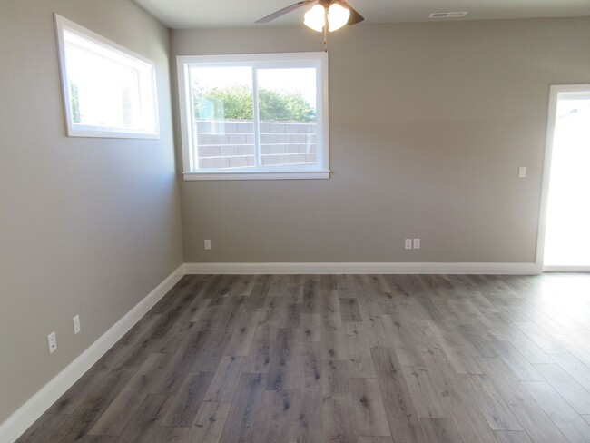 Foto del edificio - Move-In Bonus - Newer Town home living in ...