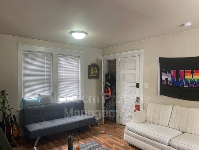 Foto del edificio - 216 E 5th St