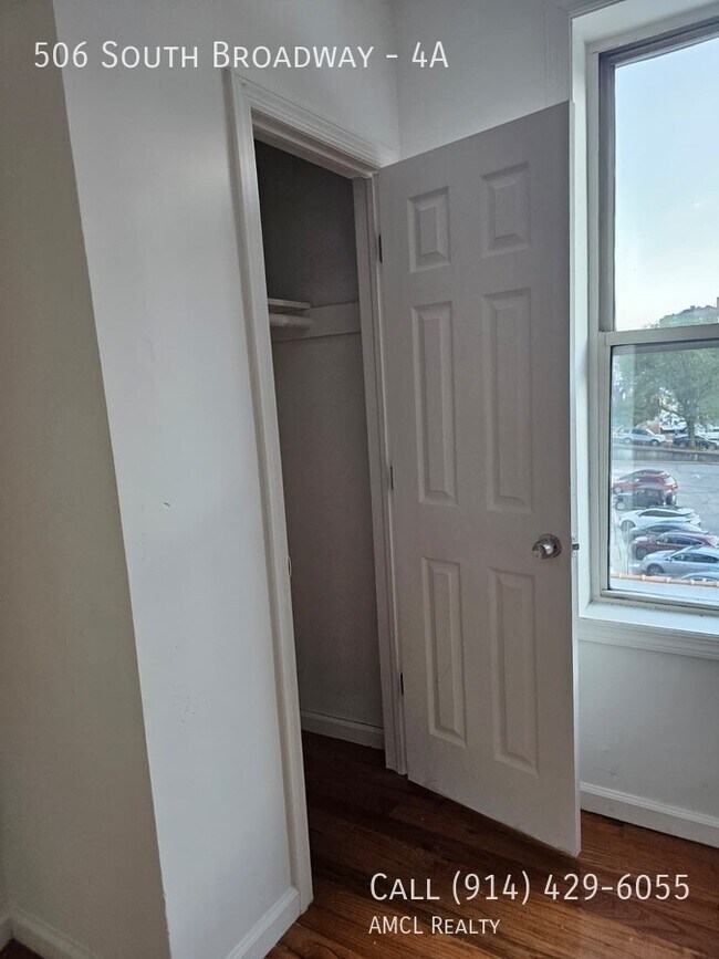 Building Photo - 506 S Broadway