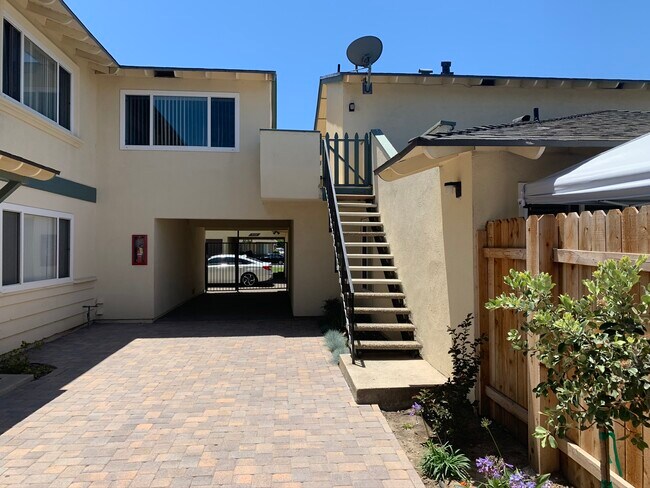 Building Photo - 520 J Ct