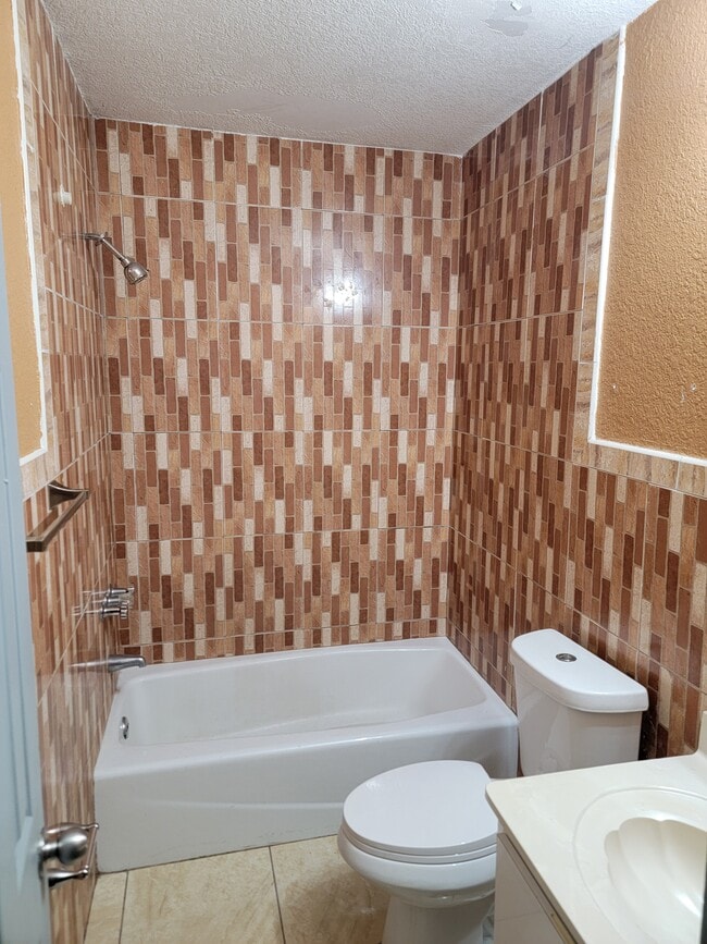 Baño 1 - 1518 NW 102nd St