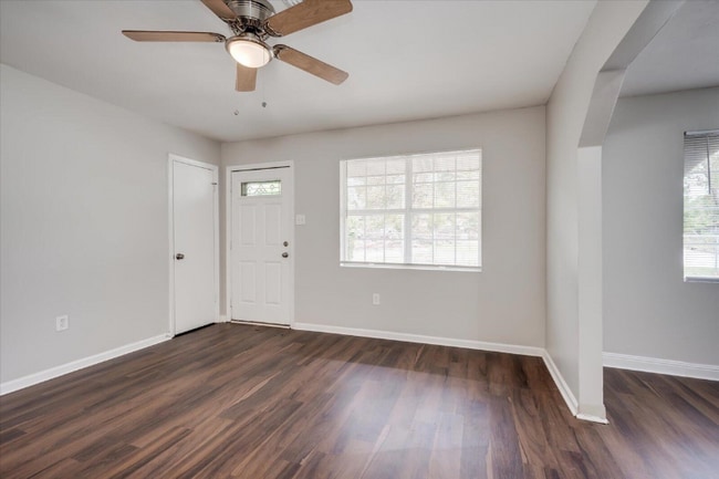 Foto del edificio - 2922 Dahlia Dr