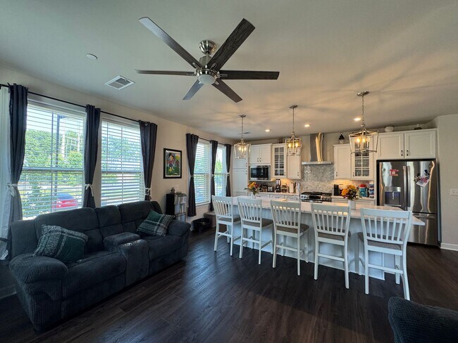 Building Photo - Stylish 2 Bed 2 Bath Condo With Den & Balc...
