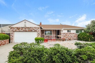 Building Photo - 2117 Biglow Dr